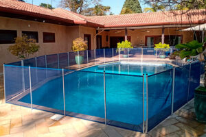 cerca para piscina azul