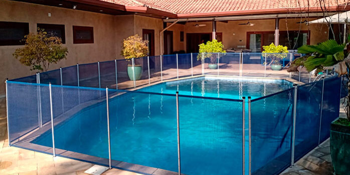 cerca para piscina azul