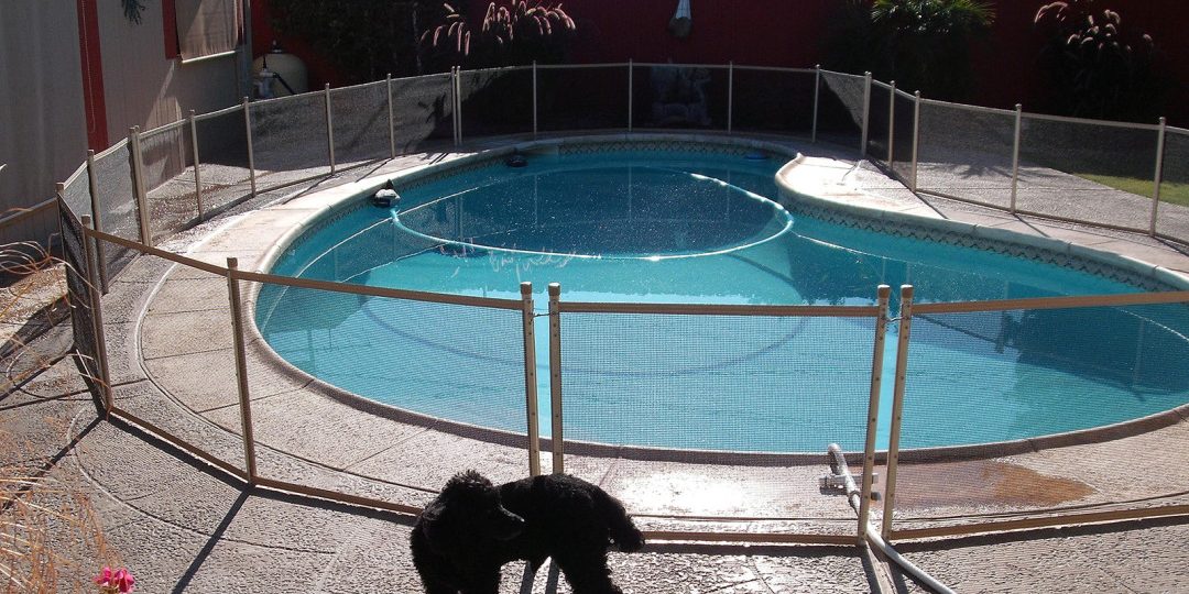 cerca para piscina em alumínio reforçado