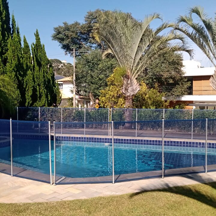 Cerca de segurança para piscina crime