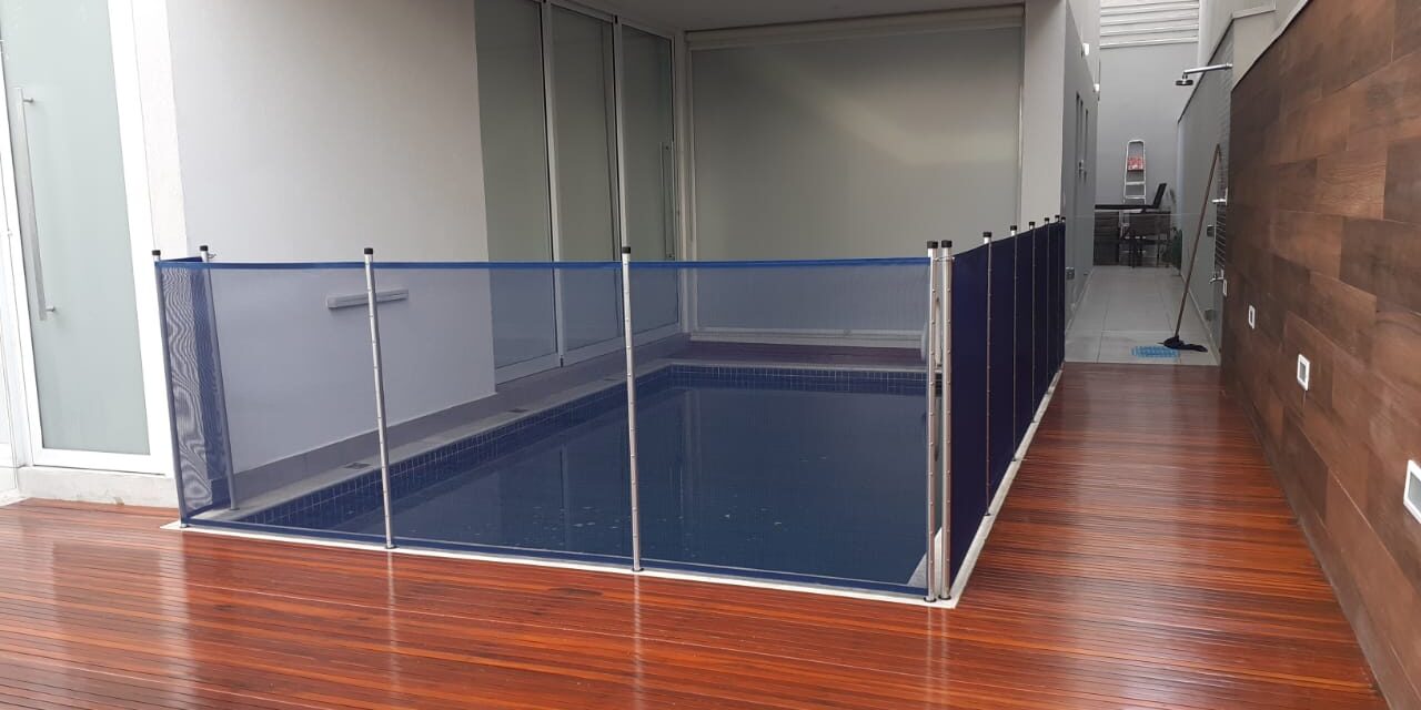 cerca para piscina azul