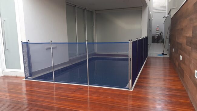 cerca para piscina azul