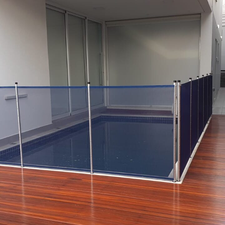 cerca para piscina azul