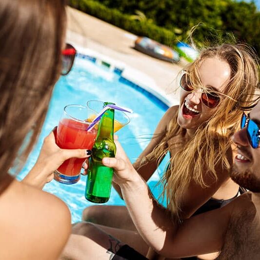 alcoolismo na piscina