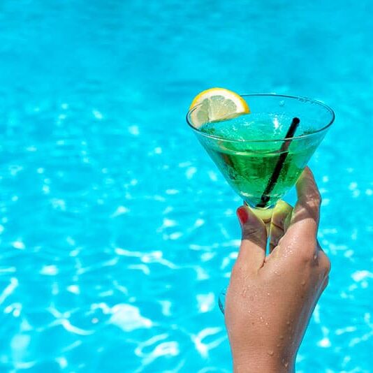 uso álcool e drogas na piscina