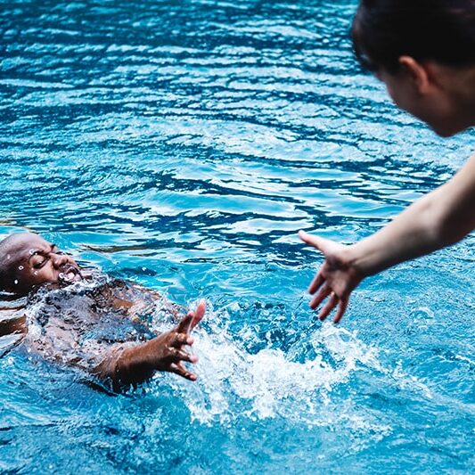 emergência na piscina