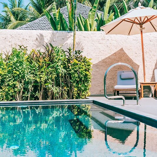 decoração na piscina