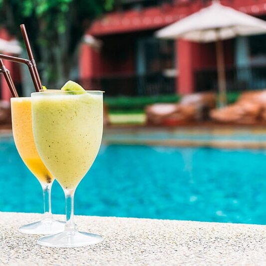 drinks e petiscos na piscina