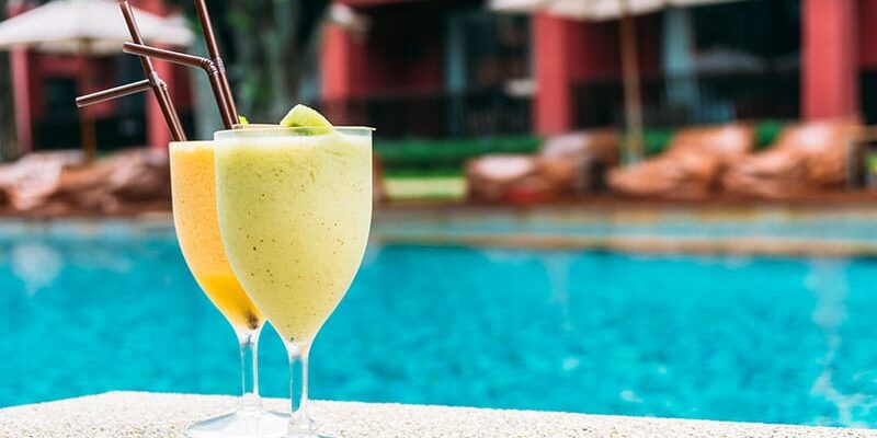 drinks e petiscos na piscina