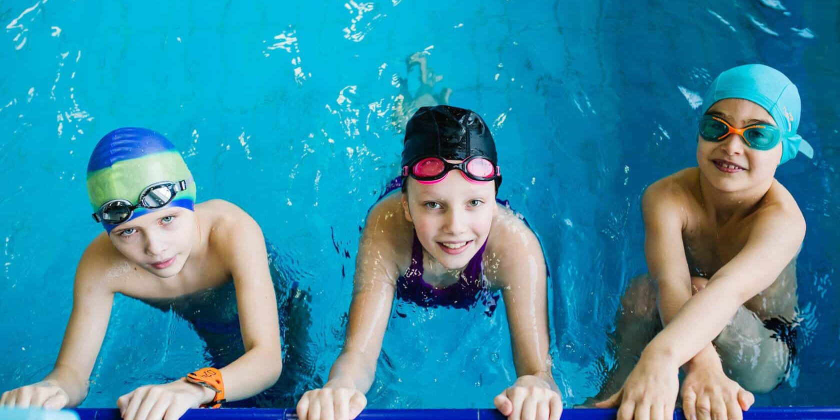 ensinar crianças a nadar