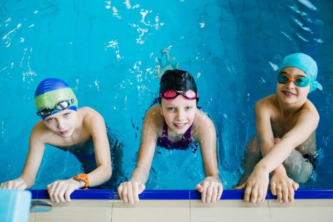 ensinar crianças a nadar