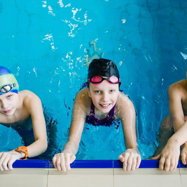 ensinar crianças a nadar