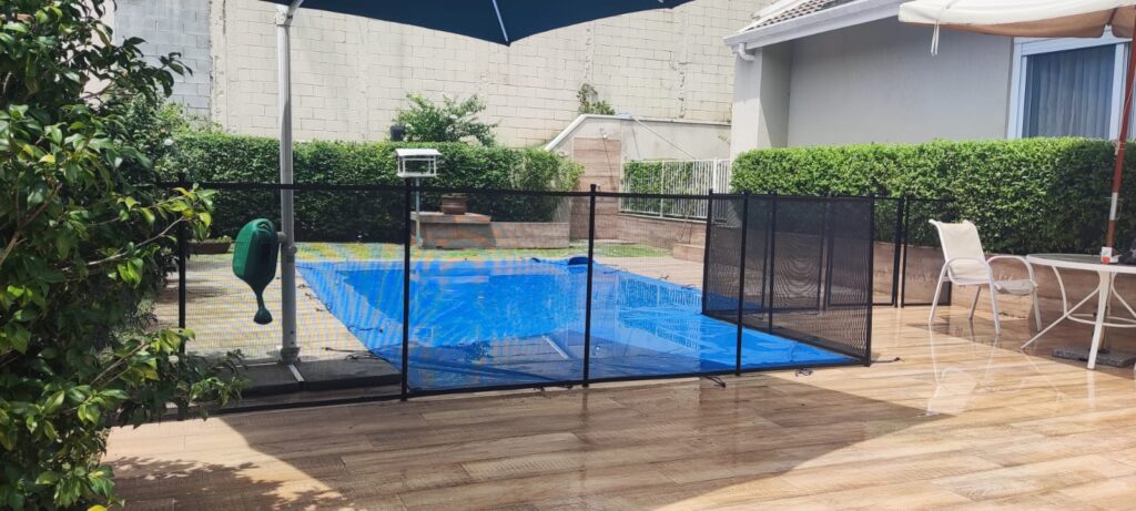 piscina com cerca para piscina