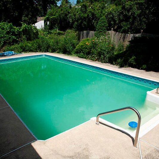 piscina com água turva