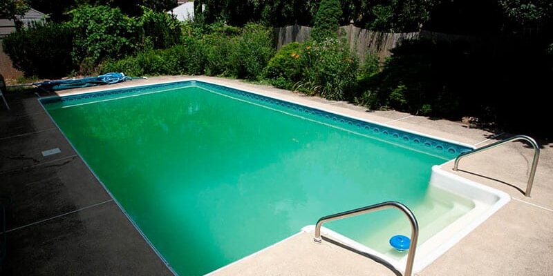 piscina com água turva