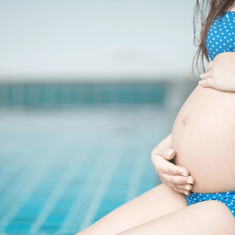 gravida na piscina