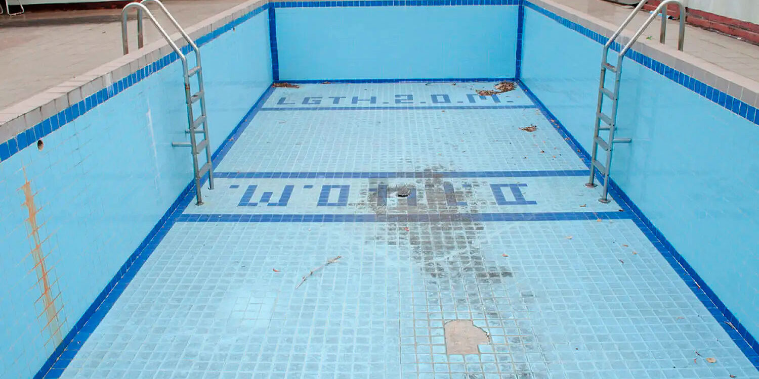 piscina azulejo quebrado
