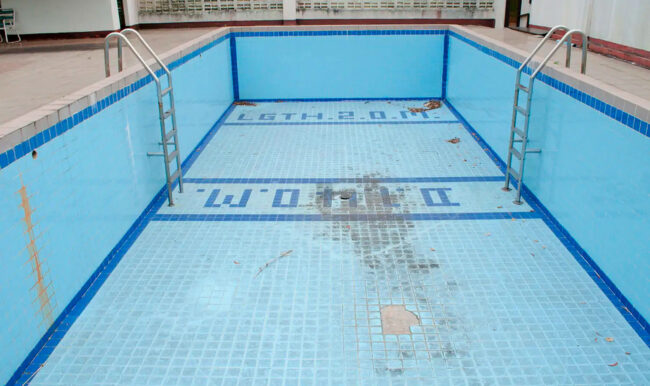 piscina azulejo quebrado