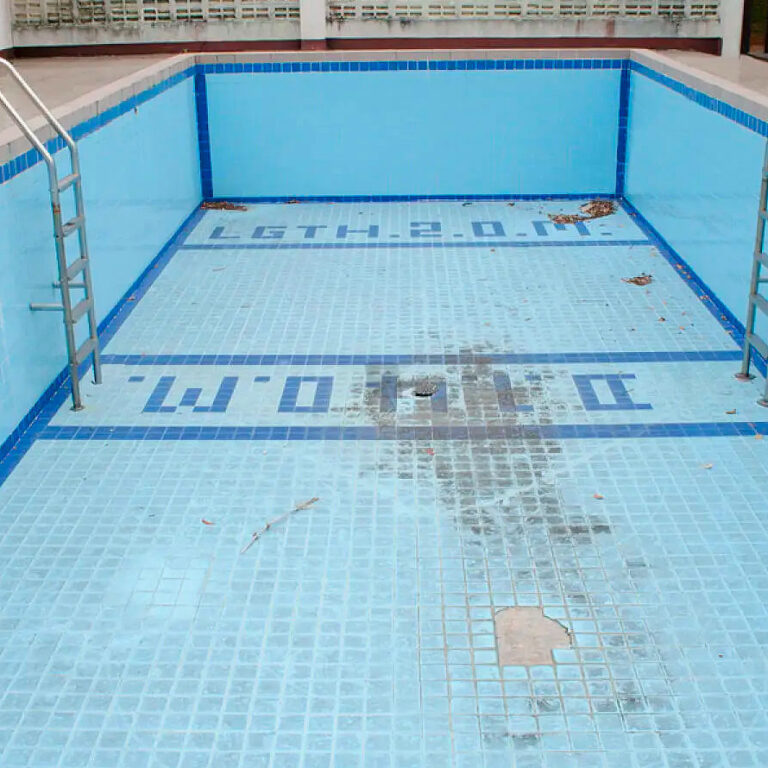 piscina azulejo quebrado