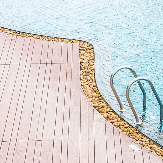 revestimento em torno da piscina