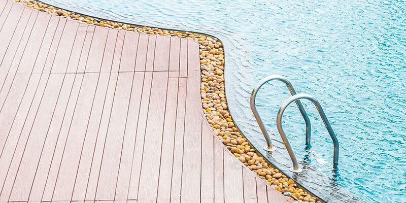 revestimento em torno da piscina