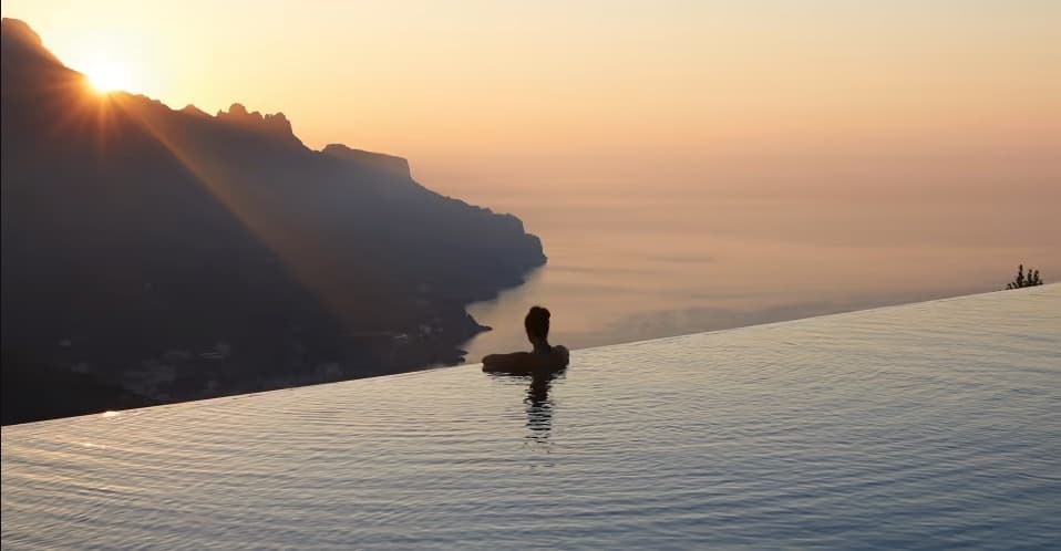 piscinas infinitas em rooftops belmond hotel caruso
