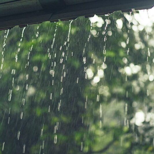 água da chuva na piscina