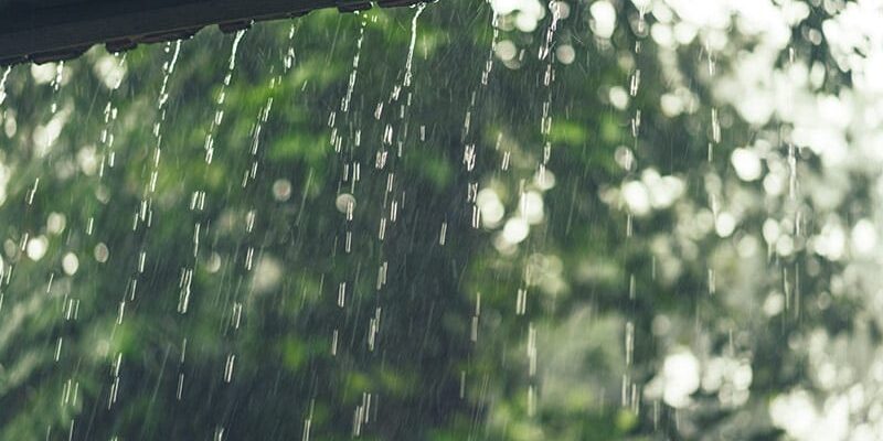 água da chuva na piscina
