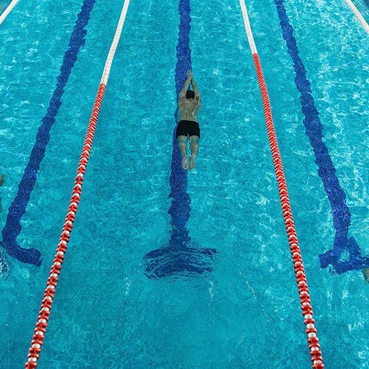 competição na piscina