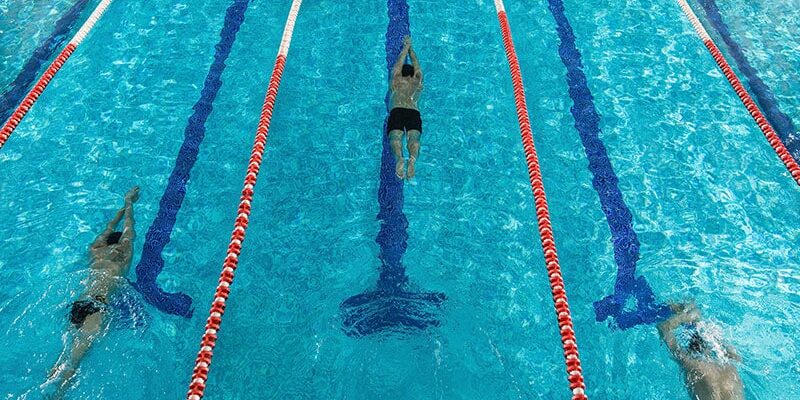 competição na piscina