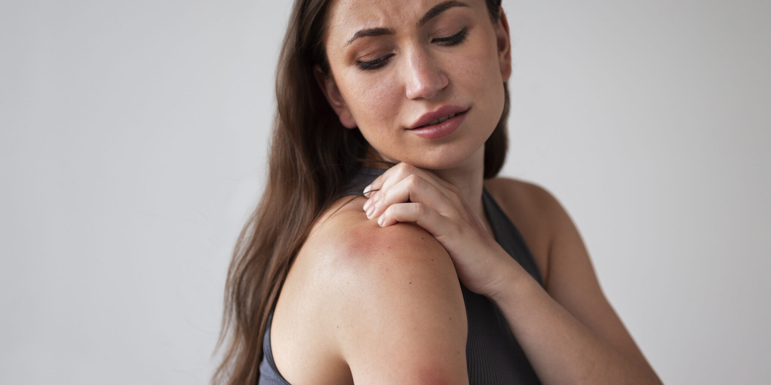 mulher-que-sofre-de-erupcao-cutanea